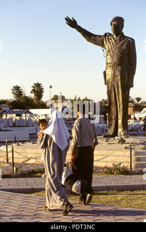 Eine Statue des irakischen Präsidenten Saddam Hussein in der militärischen Outfit in Bagdad, 1995. Stockfoto