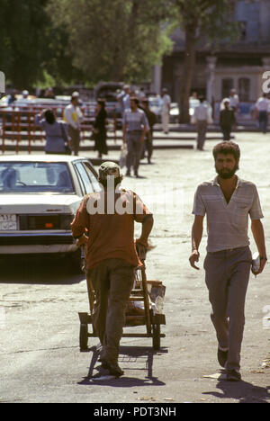 Ein Vater drückt seine Tochter auf einer Hand Warenkorb im Zentrum von Bagdad, 1995 Stockfoto