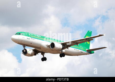 Aer Lingus Airbus A320 EI-CVA Landung in London Heathrow Flughafen, Großbritannien Stockfoto