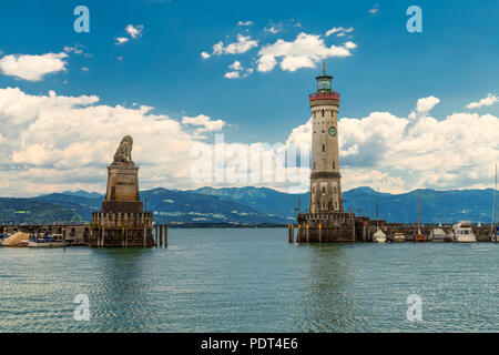 Die Lindauer Leuchtturm, ein Löwe Skulptur und eine Fähre am Bodensee (Bodensee) in Deutschland, Bayern Stockfoto