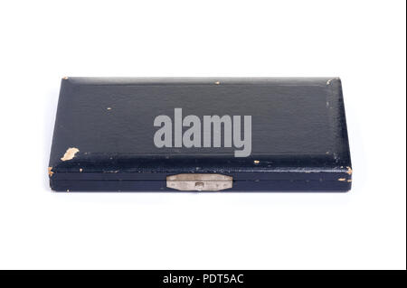 Vintage Toolbox aus Holz hergestellt und verpackt mit blauem Papier auf weißem Hintergrund Stockfoto