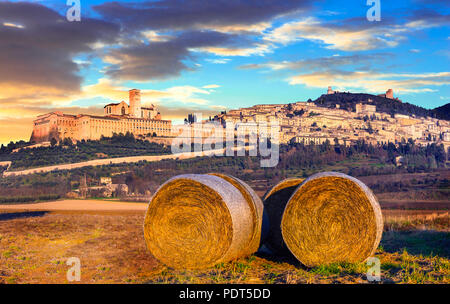 Beeindruckenden Assisi Dorf über Sonnenuntergang, Umbrien, Italien Stockfoto