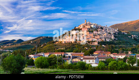 Schönen Trevi Village über Sonnenuntergang, Umbrien, Italien. Stockfoto