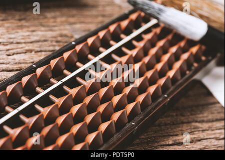 Im japanischen Stil aus Bambus abacus auf dem Schreibtisch Stockfoto