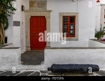 Mykonos Ägäisches Schifffahrtsmuseum Fassade. Red Door Eingang zu nautisches Museum, Anzeigen Griechische maritime Geschichte und Tradition, auf die Stadt Mykonos. Stockfoto