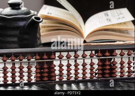 Im japanischen Stil aus Bambus abacus auf dem Schreibtisch Stockfoto