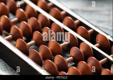 Im japanischen Stil aus Bambus abacus auf dem Schreibtisch Stockfoto