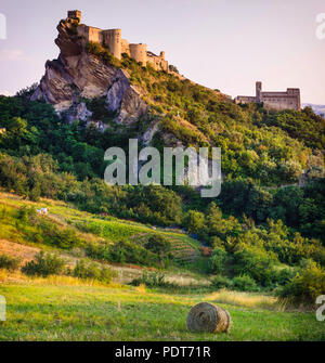 Beeindruckende Roccasalegna Dorf, pnormic, Abruzzen, Italien. Stockfoto