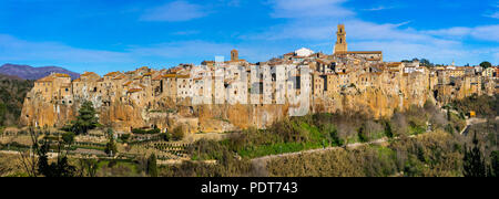 Schöne Pitigliano Dorf über Sonnenuntergang, Toskana, Italien. Stockfoto