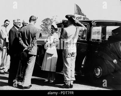 243 StateLibQld 1 176723 Königin Elizabeth II. und Prinz Philip, Herzog von Edinburgh, Ankunft am Flughafen Oakey, 1954 Stockfoto