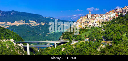 Beeindruckende Colledimezzo Dorf, Panoramaaussicht, Abruzzen, Italien. Stockfoto