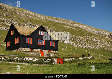 Dieses Haus heißt Kirkjubøargarður auf der Insel Streymoy auf den Färöern. Stockfoto