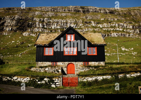 Dieses Haus heißt Kirkjubøargarður auf der Insel Streymoy auf den Färöern. Stockfoto