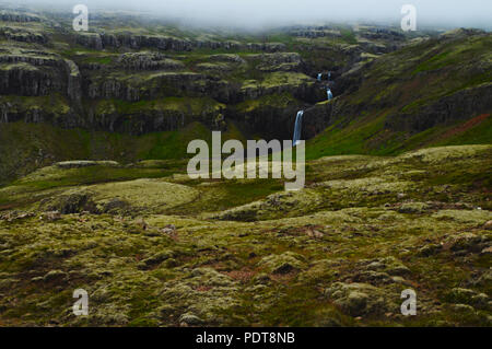 Folaldafoss Wasserfall an der Oxi pass in Berufjörður in Island Stockfoto