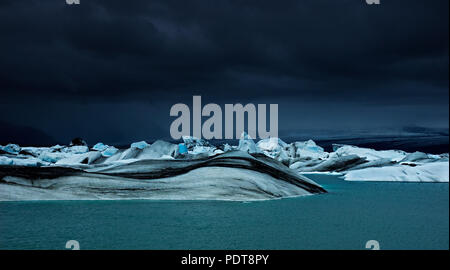 Die eisberge von jokulsarlon Lagune sind die bekannteste und größte eine Reihe von Gletscherseen in Island. Stockfoto