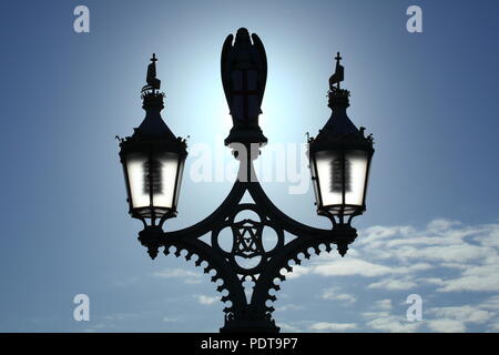 Die Silhouette eines Straße Licht auf lendal Brücke im Zentrum von York. Stockfoto