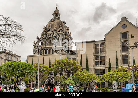 Medellin, Kolumbien - 29. März 2018: Touristen gehen an Botero Plaza in Medellin, Kolumbien. Im Hintergrund ist der Palast der Kultur Rafael Uribe Stockfoto