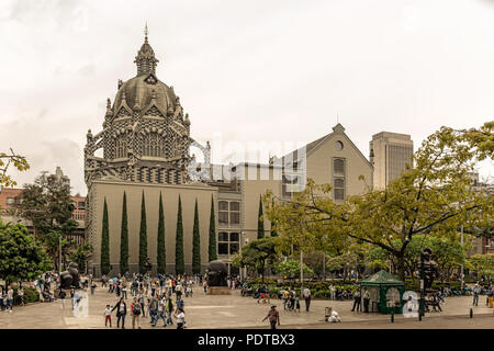 Medellin, Kolumbien - 29. März 2018: Touristen gehen an Botero Plaza in Medellin, Kolumbien. Im Hintergrund ist der Palast der Kultur Rafael Uribe Stockfoto