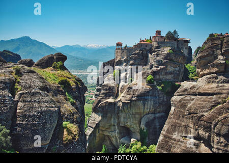 Foto von Meteora und das Kloster über den Felsen Stockfoto