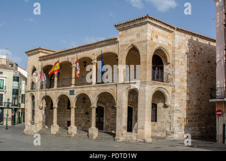 Zamora, Spanien; August 2018: 2018: Wichtigste Fassade des alten Rathauses in Mayor von Zamora Stockfoto