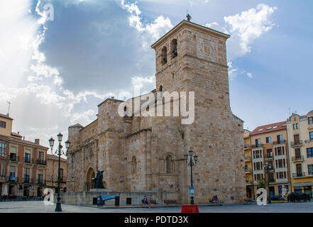 Zamora, Spanien, August, 2018: Die wichtigsten Fassade der Kirche San Juan Bautista in Mayor von Zamora mit einem Merlu Ostern Statue, Spanien. Stockfoto