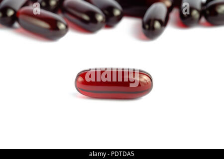 Krill Öl Omega 3 Kapseln auf weißem Hintergrund Stockfoto