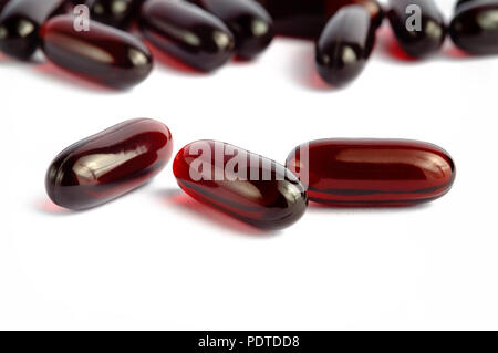 Krill Öl Omega 3 Kapseln auf weißem Hintergrund Stockfoto