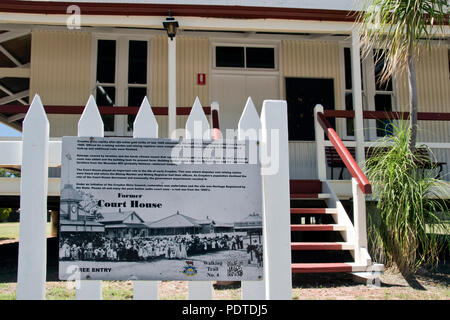 Die historische Croydon Court House ist ein 1887 denkmalgeschützten ehemaligen Gerichtsgebäude auf samwell Straße, Croydon, Queensland, Australien. Stockfoto