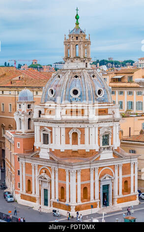 Blick auf die Dächer von Rom Skyline mit Kuppeln des 16. Jahrhunderts Kirche Santa Maria di Loreto, gegenüber des Trajan Spalte, in der Nähe des Denkmals von Vitt Stockfoto