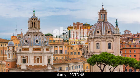 Blick auf die Dächer von Rom Skyline mit Kuppeln des 16. Jahrhunderts Kirche Santa Maria di Loreto, gegenüber des Trajan Spalte, in der Nähe des Denkmals von Vitt Stockfoto