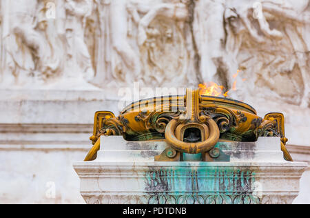 Ewige Flamme am Altare della Patria (Altar des Vaterlandes) oder Monumento Nazionale a Vittorio Emanuele II (Victor Emmanuel II), erster König von unifi Stockfoto