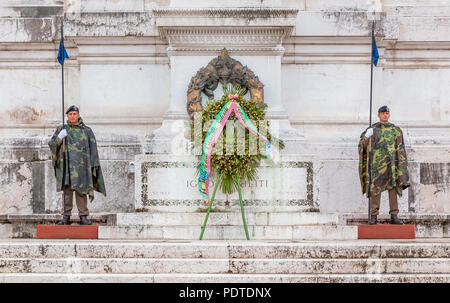 Rom, Italien, 13. Oktober 2016: Soldaten am Altare della Patria (Altar des Vaterlandes) Monumento Nazionale a Vittorio Emanuele II (Victor Emmanuel Stockfoto