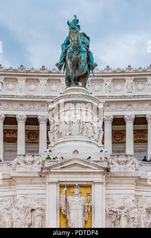 Statuen am Altare della Patria (Altar des Vaterlandes) oder Monumento Nazionale a Vittorio Emanuele II (Victor Emmanuel II), erster König von Unified Es Stockfoto