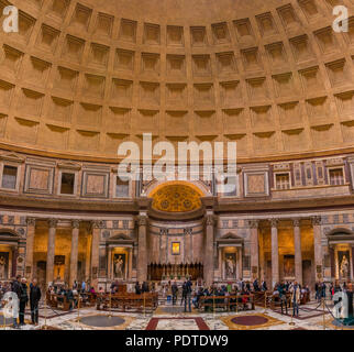 Rom, Italien, 13. Oktober 2016: Interieur und Kuppel des Pantheon in Rom, Italien. Pantheon gebaut zu feiern alle heidnischen Götter des alten Rom eine Stockfoto