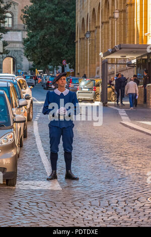 Vatikan Vatikan - Oktober 12, 2016: der Päpstlichen Schweizergarde in den traditionellen Alltag blaue Uniform mit einem schwarzen Baskenmütze. Die Wachen sind verantwortlich f Stockfoto