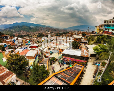 Rolltreppen und die Landschaft Blick über Comuna 13 die Viertel von Medellin, Kolumbien. Stockfoto