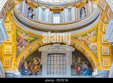 Vatikan Vatikan - Oktober 12, 2016: reich verzierten Innenraum der Basilika St. Peter im Vatikan Stockfoto
