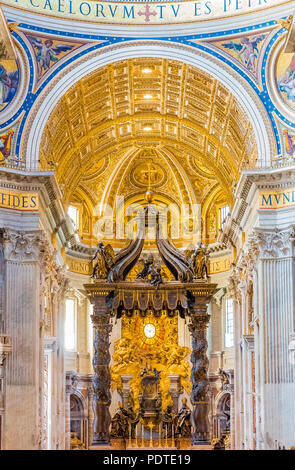 Vatikan Vatikan - Oktober 12, 2016: Berninis Baldacchino Altar in der Petersbasilika im Vatikan Stockfoto