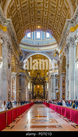 Vatikan Vatikan - Oktober 12, 2016: reich verzierten Innenraum der Basilika St. Peter im Vatikan Stockfoto