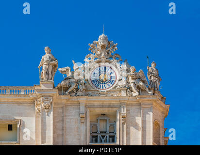 Die Uhr und Skulpturen von Maderno auf Saint Peter's Basilica Fassade in Vatikanstadt Stockfoto