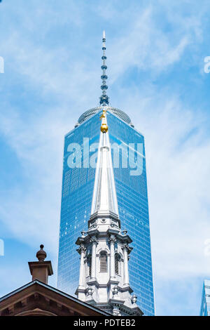 New York - 31. Mai 2016: World Trade Center Freedom Tower in Manhattan neben der Turm der Trinity Church. Das One World Trade Center ist der Ta Stockfoto
