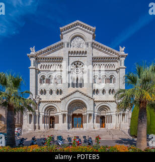 Blick auf die St.-Nikolaus-Kirche in Monaco Ville, Monte Carlo. Berühmt ist es für die Gräber von Prinzessin Grace und Fürst Rainier. Stockfoto