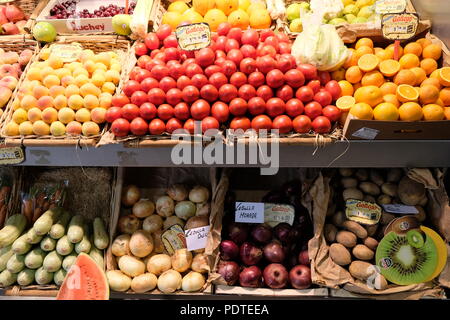 Obst und Gemüse Markt mit Preisen Abschaltdruck Stockfoto