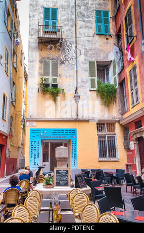 Nizza, Frankreich - Oktober 6, 2016: Kleiner Platz auf Platz Vieille mit Restaurants und die Leute an den Tischen in der Altstadt, Vieille Ville in Nizza, Fr Sitzung Stockfoto