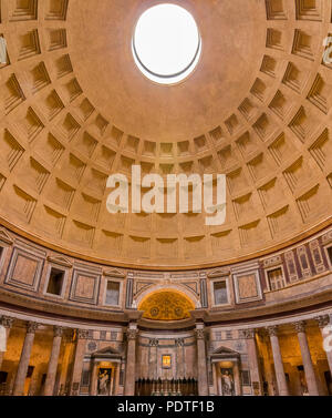 Innen- und Kuppel des Pantheon in Rom, Italien. Pantheon wurde gebaut, um alle die heidnischen Götter des alten Rom zu feiern und später umgewandelt in eine Christia Stockfoto