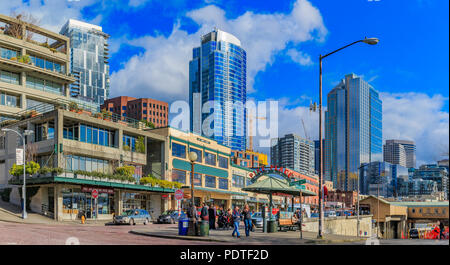 Seattle, Washington - 27. Februar 2017: Berühmte Pike Place Market Leuchtreklame und Seattle Waterfront skyline Panorama Stockfoto