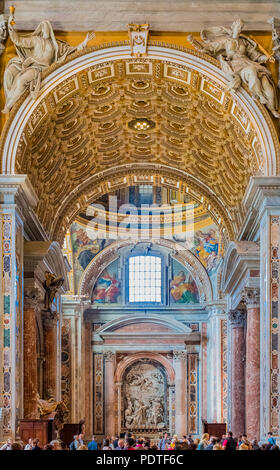 Vatikan Vatikan - Oktober 12, 2016: reich verzierten Innenraum der Basilika St. Peter im Vatikan Stockfoto