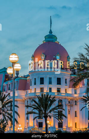 Nizza, Frankreich - 20. April 2016: Stadtbild mit dem Hotel Negresco. Negresco ist das berühmte Luxushotel an der Promenade des Anglais in Nizza, Baie des Anges Stockfoto