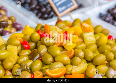 Marinierte Oliven mit Paprika und Orangenscheiben auf lokaler outdoor Farmers Market in Nizza, Frankreich Stockfoto