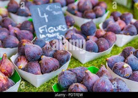 Reif mediterrane lila Feigen zum Verkauf mit einem handgeschriebenes Schwarzes Brett preis Tag an einem lokalen outdoor Farmers Market in Frankreich Stockfoto